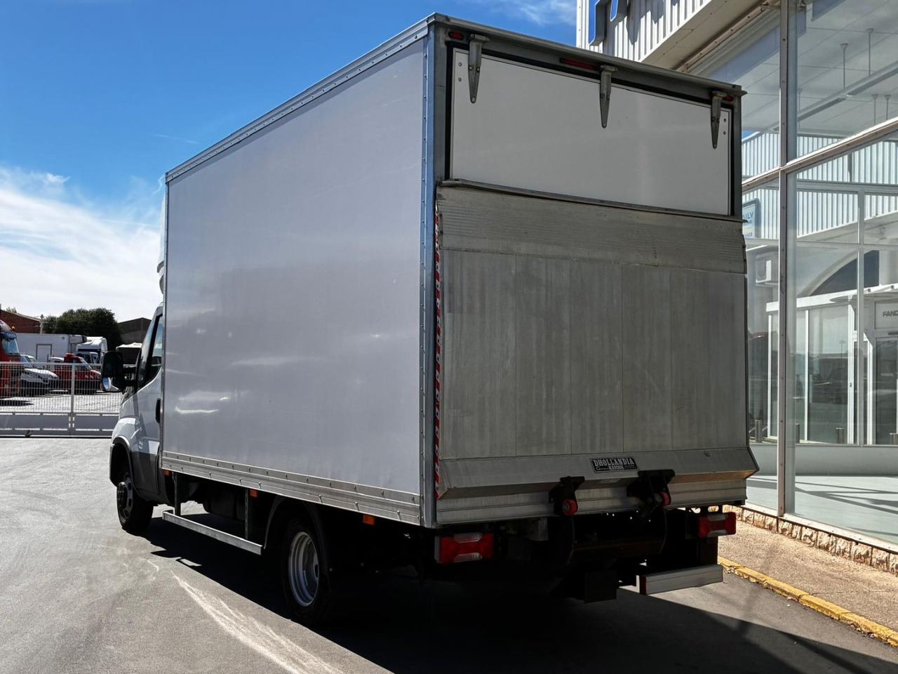 Caja cerrada con plataforma elevadora IVECO 35C16 20m3 con puerta lateral - Лекотоварен автомобил фургон: снимка 4 Caja cerrada con plataforma elevadora IVECO 35C16 20m3 con puerta lateral - Лекотоварен автомобил фургон: снимка 4