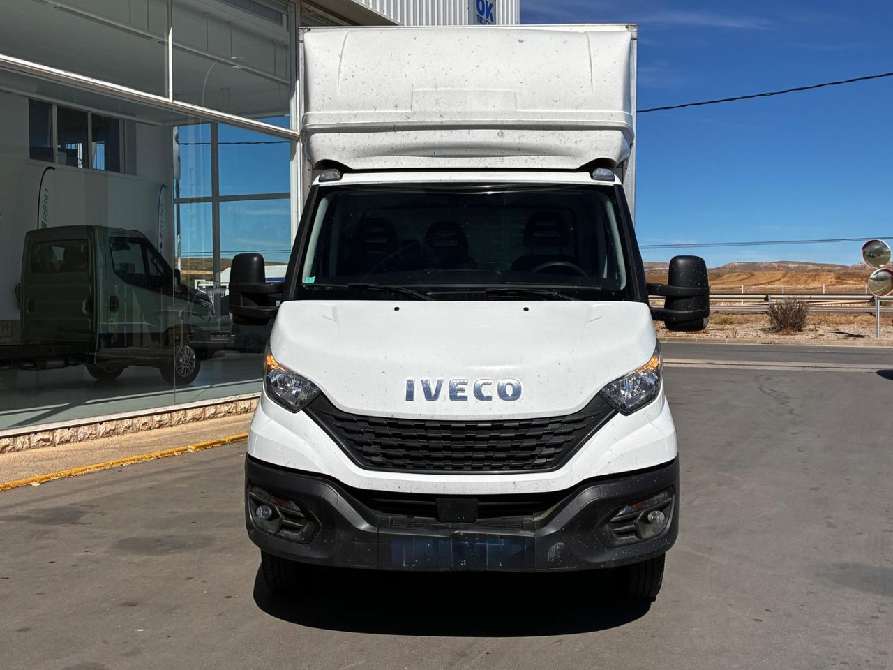 Caja cerrada con plataforma elevadora IVECO 35C16 20m3 con puerta lateral - Лекотоварен автомобил фургон: снимка 2 Caja cerrada con plataforma elevadora IVECO 35C16 20m3 con puerta lateral - Лекотоварен автомобил фургон: снимка 2