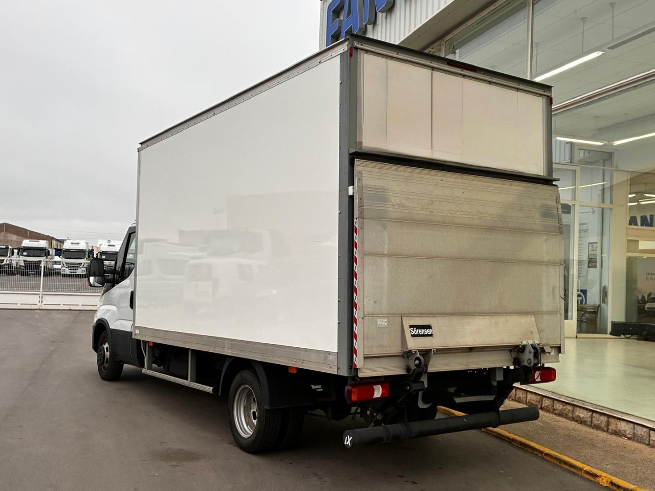 Caja cerrada con plataforma elevadora IVECO 35C16 3.0 20m3 - Лекотоварен автомобил фургон: снимка 4 Caja cerrada con plataforma elevadora IVECO 35C16 3.0 20m3 - Лекотоварен автомобил фургон: снимка 4
