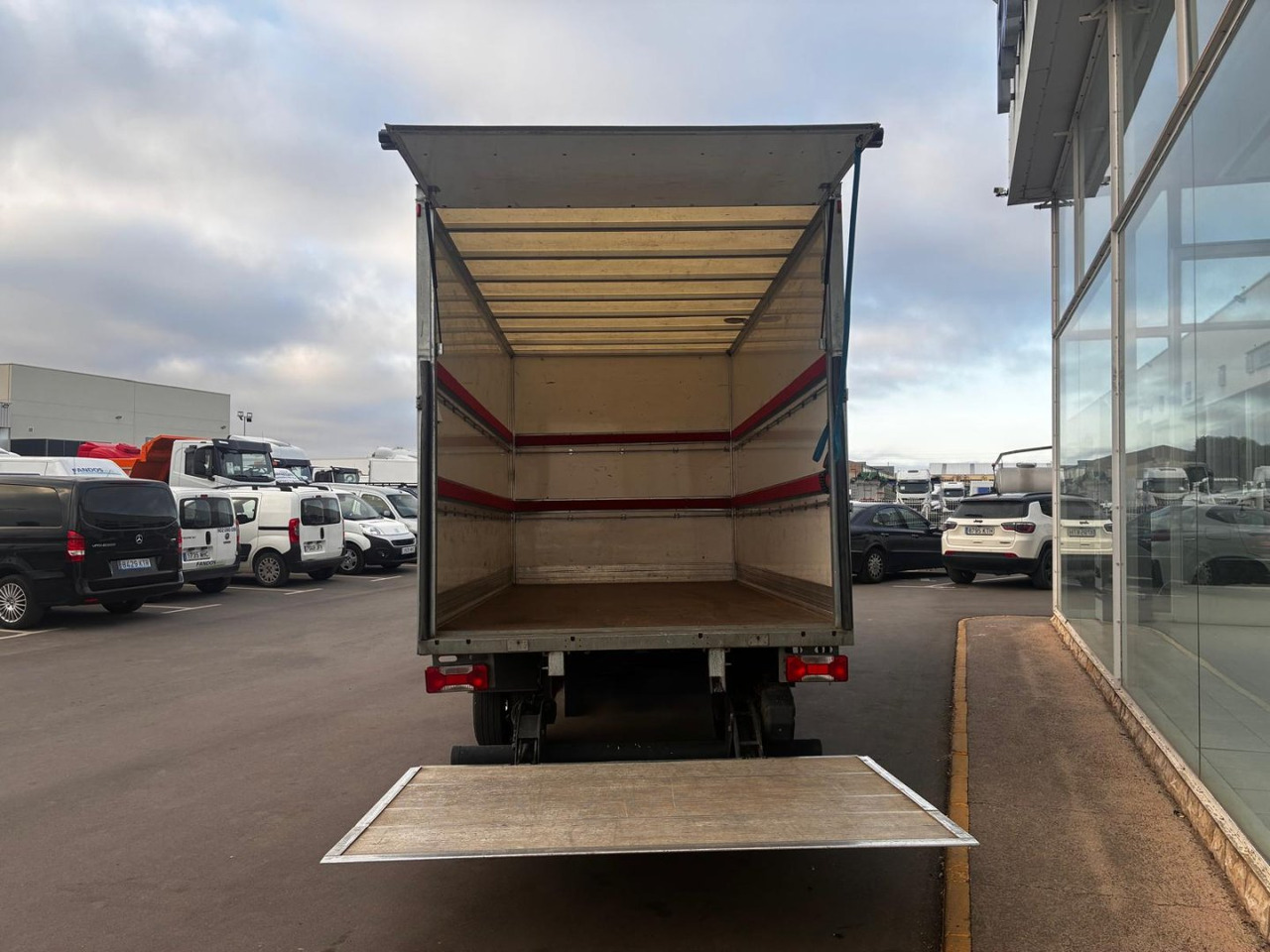 Caja cerrada con plataforma elevadora IVECO 35C16 3.0 20m3 - Лекотоварен автомобил фургон: снимка 5 Caja cerrada con plataforma elevadora IVECO 35C16 3.0 20m3 - Лекотоварен автомобил фургон: снимка 5