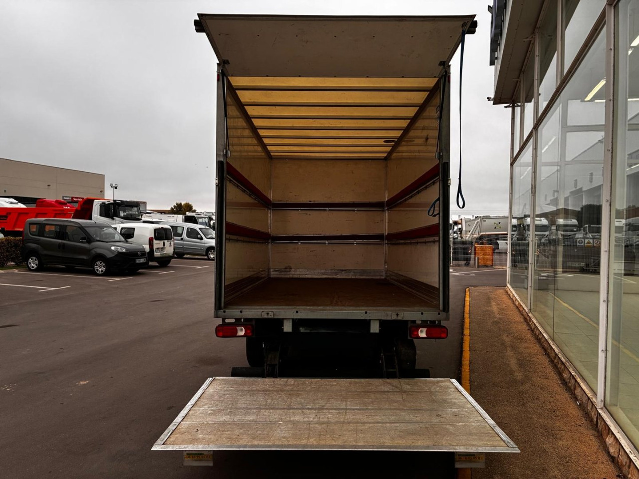 Caja cerrada con plataforma elevadora IVECO 35C16 3.0 20m3 - Лекотоварен автомобил фургон: снимка 5 Caja cerrada con plataforma elevadora IVECO 35C16 3.0 20m3 - Лекотоварен автомобил фургон: снимка 5