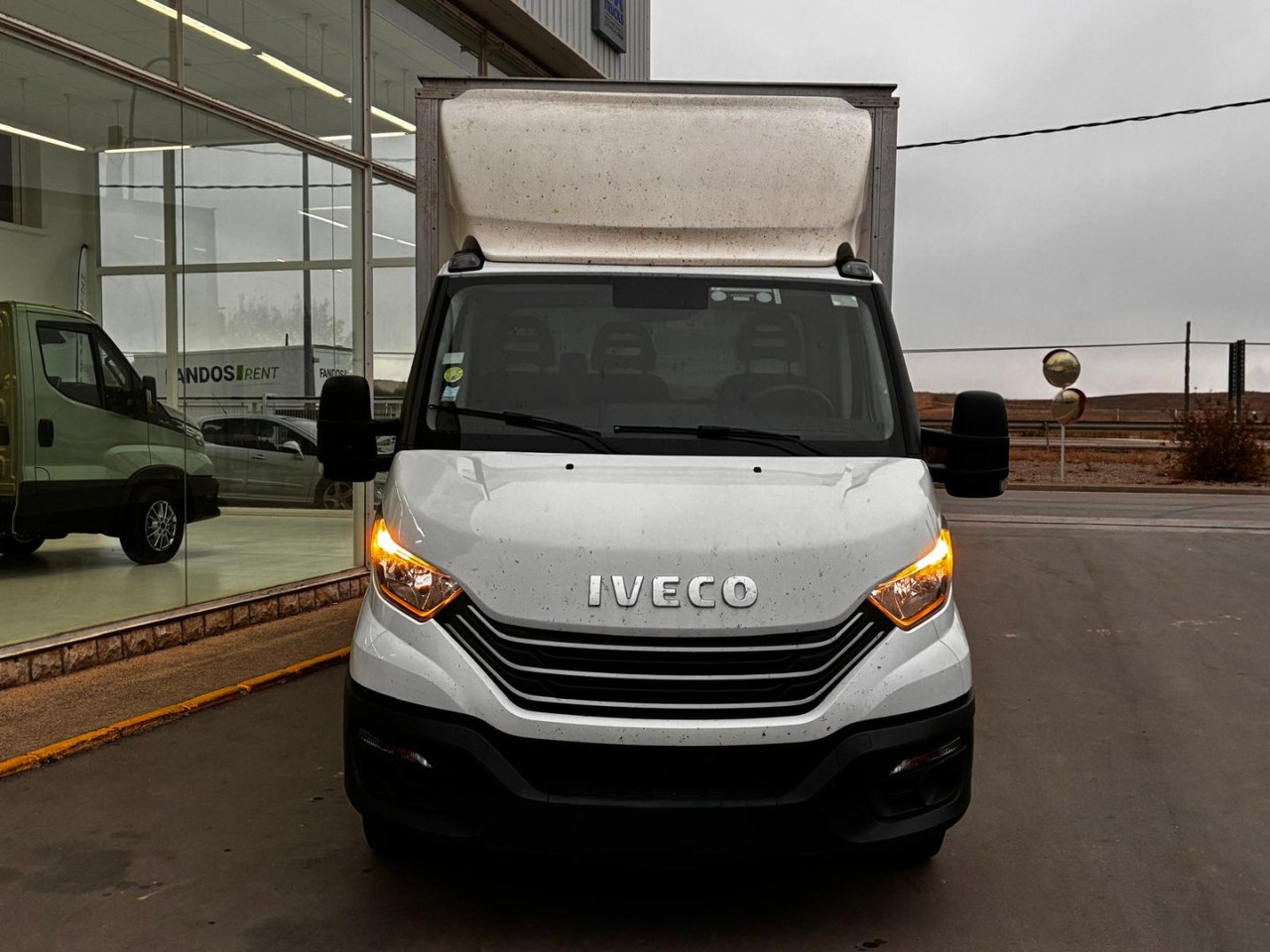 Caja cerrada con plataforma elevadora IVECO 35C16 3.0 20m3 - Лекотоварен автомобил фургон: снимка 2 Caja cerrada con plataforma elevadora IVECO 35C16 3.0 20m3 - Лекотоварен автомобил фургон: снимка 2