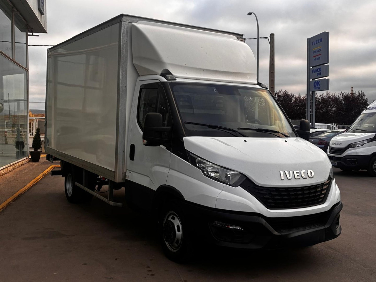 Caja cerrada con plataforma elevadora IVECO 35C16 3.0 20m3 - Лекотоварен автомобил фургон: снимка 3 Caja cerrada con plataforma elevadora IVECO 35C16 3.0 20m3 - Лекотоварен автомобил фургон: снимка 3