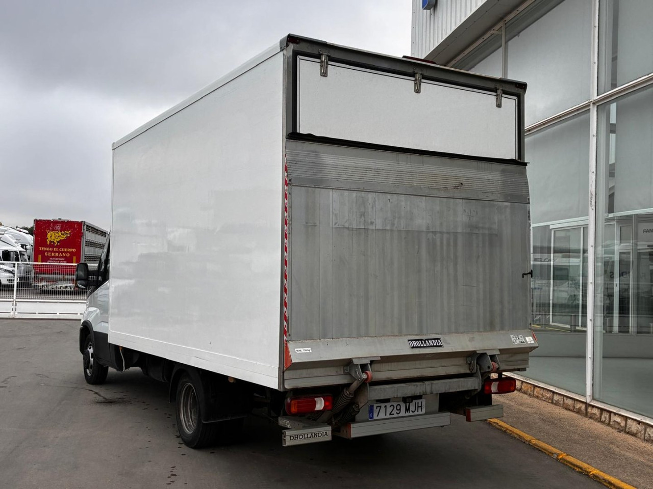 Caja cerrada con plataforma elevadora IVECO 35C16 3.0 20m3 con puerta lateral - Лекотоварен автомобил фургон: снимка 4 Caja cerrada con plataforma elevadora IVECO 35C16 3.0 20m3 con puerta lateral - Лекотоварен автомобил фургон: снимка 4