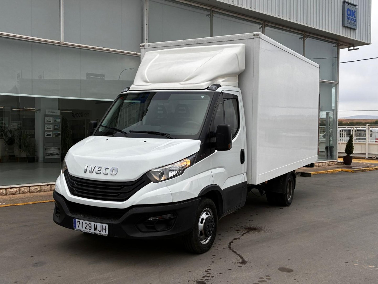 Caja cerrada con plataforma elevadora IVECO 35C16 3.0 20m3 con puerta lateral - Лекотоварен автомобил фургон: снимка 1 Caja cerrada con plataforma elevadora IVECO 35C16 3.0 20m3 con puerta lateral - Лекотоварен автомобил фургон: снимка 1
