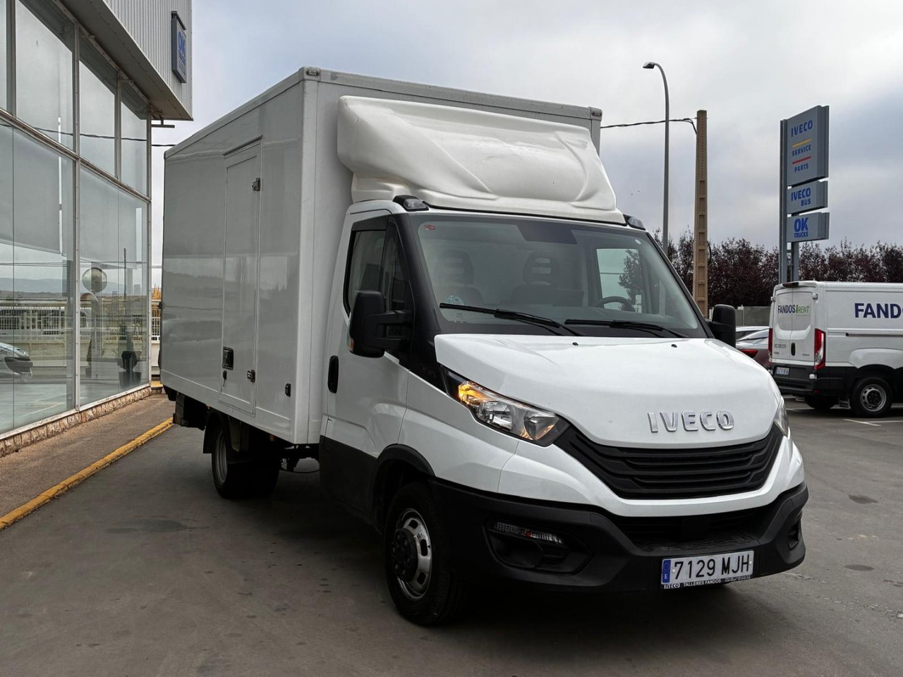 Caja cerrada con plataforma elevadora IVECO 35C16 3.0 20m3 con puerta lateral - Лекотоварен автомобил фургон: снимка 3 Caja cerrada con plataforma elevadora IVECO 35C16 3.0 20m3 con puerta lateral - Лекотоварен автомобил фургон: снимка 3