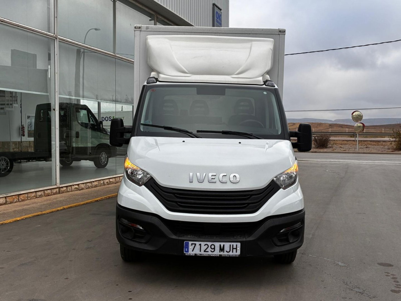 Caja cerrada con plataforma elevadora IVECO 35C16 3.0 20m3 con puerta lateral - Лекотоварен автомобил фургон: снимка 2 Caja cerrada con plataforma elevadora IVECO 35C16 3.0 20m3 con puerta lateral - Лекотоварен автомобил фургон: снимка 2