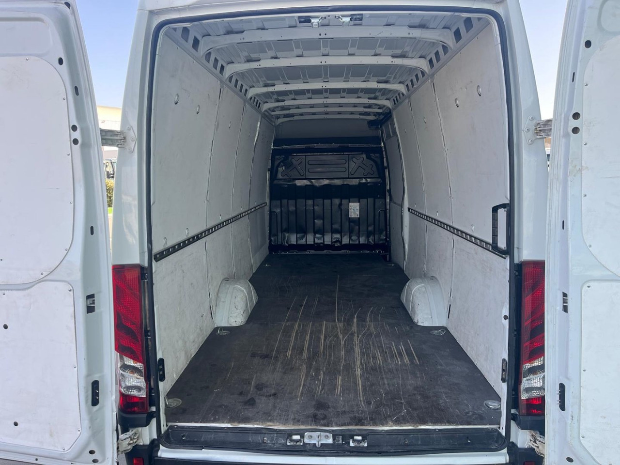 Furgón IVECO 35S14 16m3 - Товарен бус: снимка 5 Furgón IVECO 35S14 16m3 - Товарен бус: снимка 5