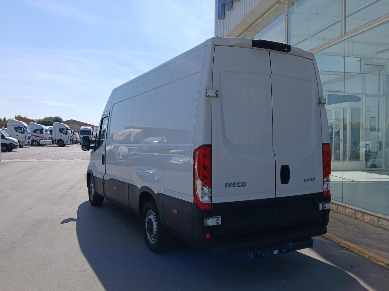 Furgón IVECO 35S16 V 12m3 - Товарен бус: снимка 4 Furgón IVECO 35S16 V 12m3 - Товарен бус: снимка 4
