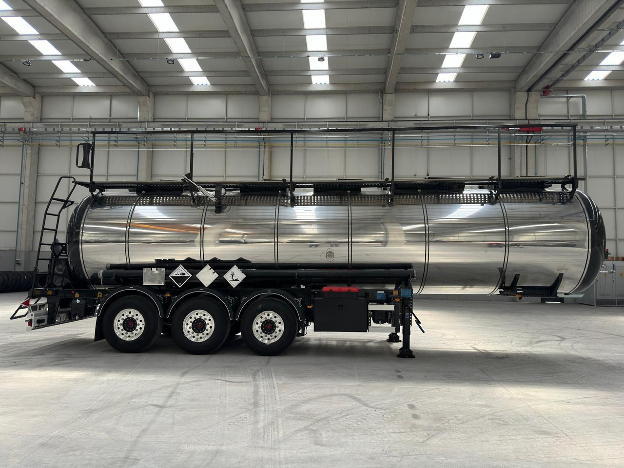 NURSAN Stainless Steel L4BH Tanker - Полуремарке цистерна: снимка 1 NURSAN Stainless Steel L4BH Tanker - Полуремарке цистерна: снимка 1