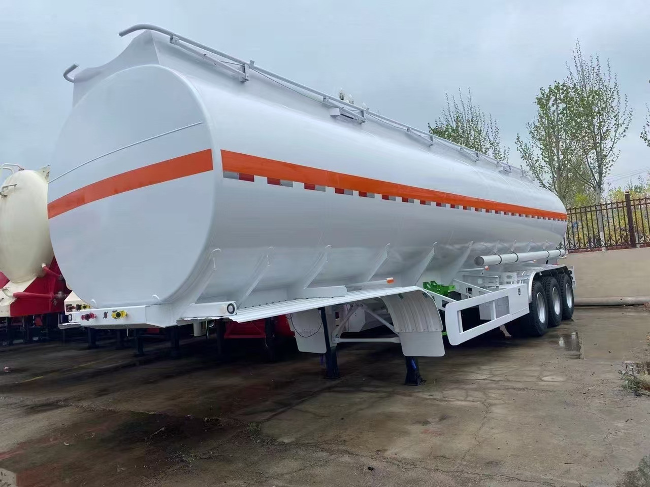30,000–60,000 Liters Single or Multiple Compartments Customizable tank trailers available - Полуремарке цистерна: снимка 3 30,000–60,000 Liters Single or Multiple Compartments Customizable tank trailers available - Полуремарке цистерна: снимка 3
