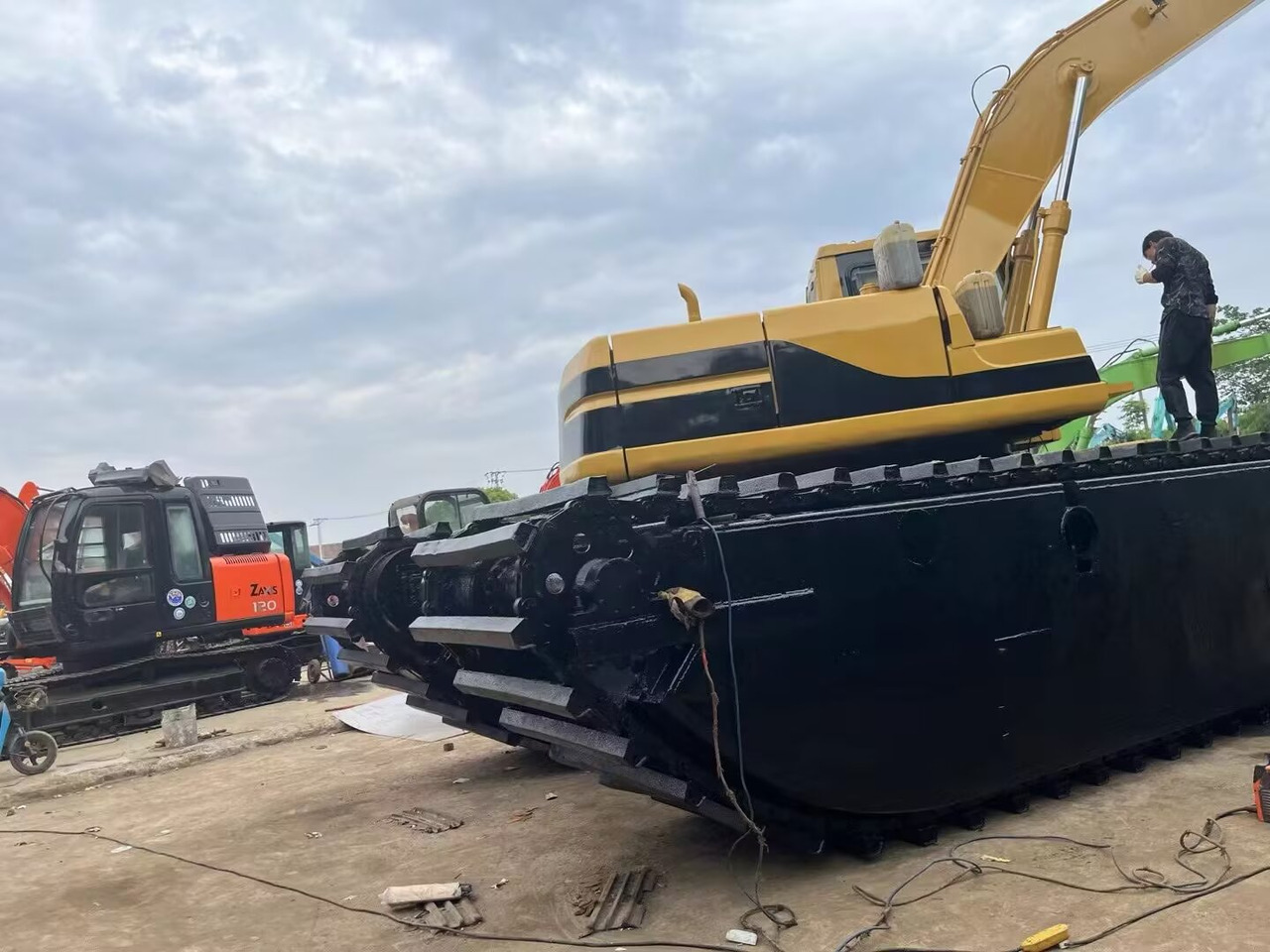CAT 320 BL dredger 320 CL dredge - Плаващ багер: снимка 3 CAT 320 BL dredger 320 CL dredge - Плаващ багер: снимка 3