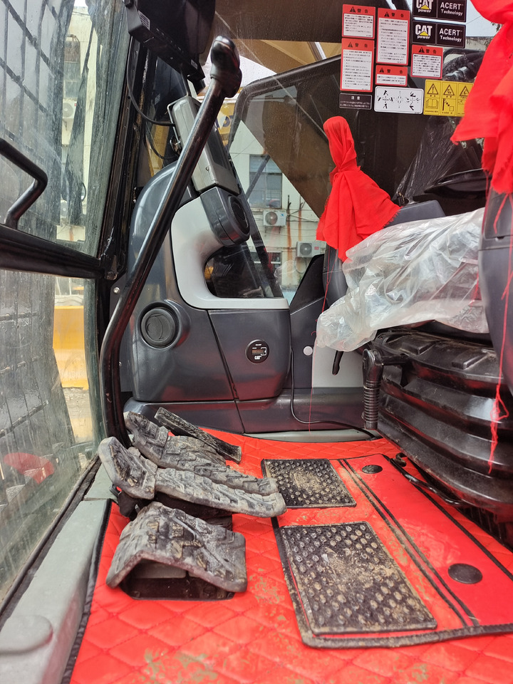 CAT 320D2L WITH 3 CAMERAS - Верижен багер: снимка 4 CAT 320D2L WITH 3 CAMERAS - Верижен багер: снимка 4