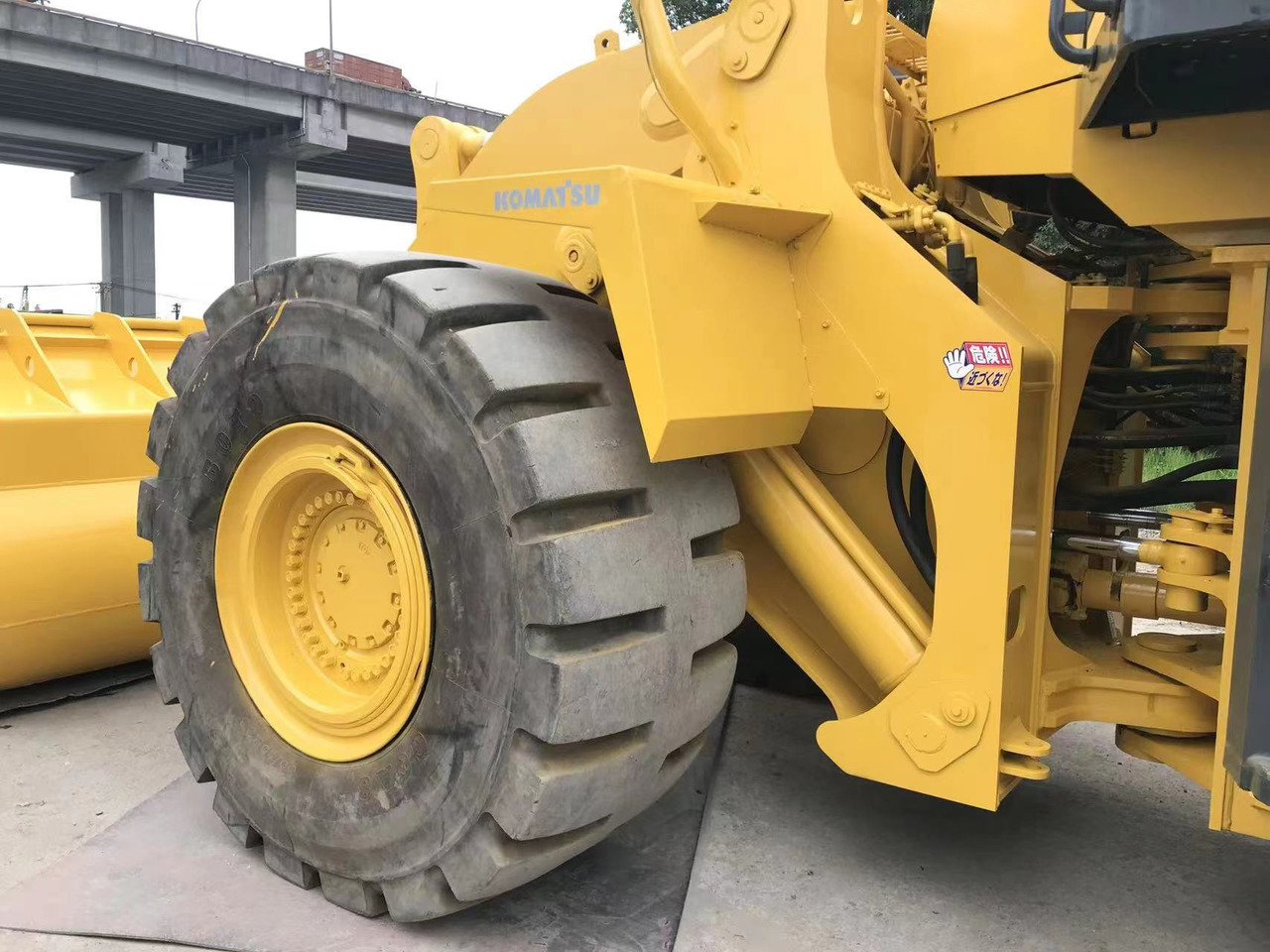 Колесен товарач KOMATSU WA600-6: снимка 8