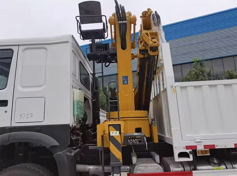SINOTRUK HOWO 8 TON Knuckle Boom Crane TRUCK MOUNTED CRANE - Камион с кран: снимка 3 SINOTRUK HOWO 8 TON Knuckle Boom Crane TRUCK MOUNTED CRANE - Камион с кран: снимка 3