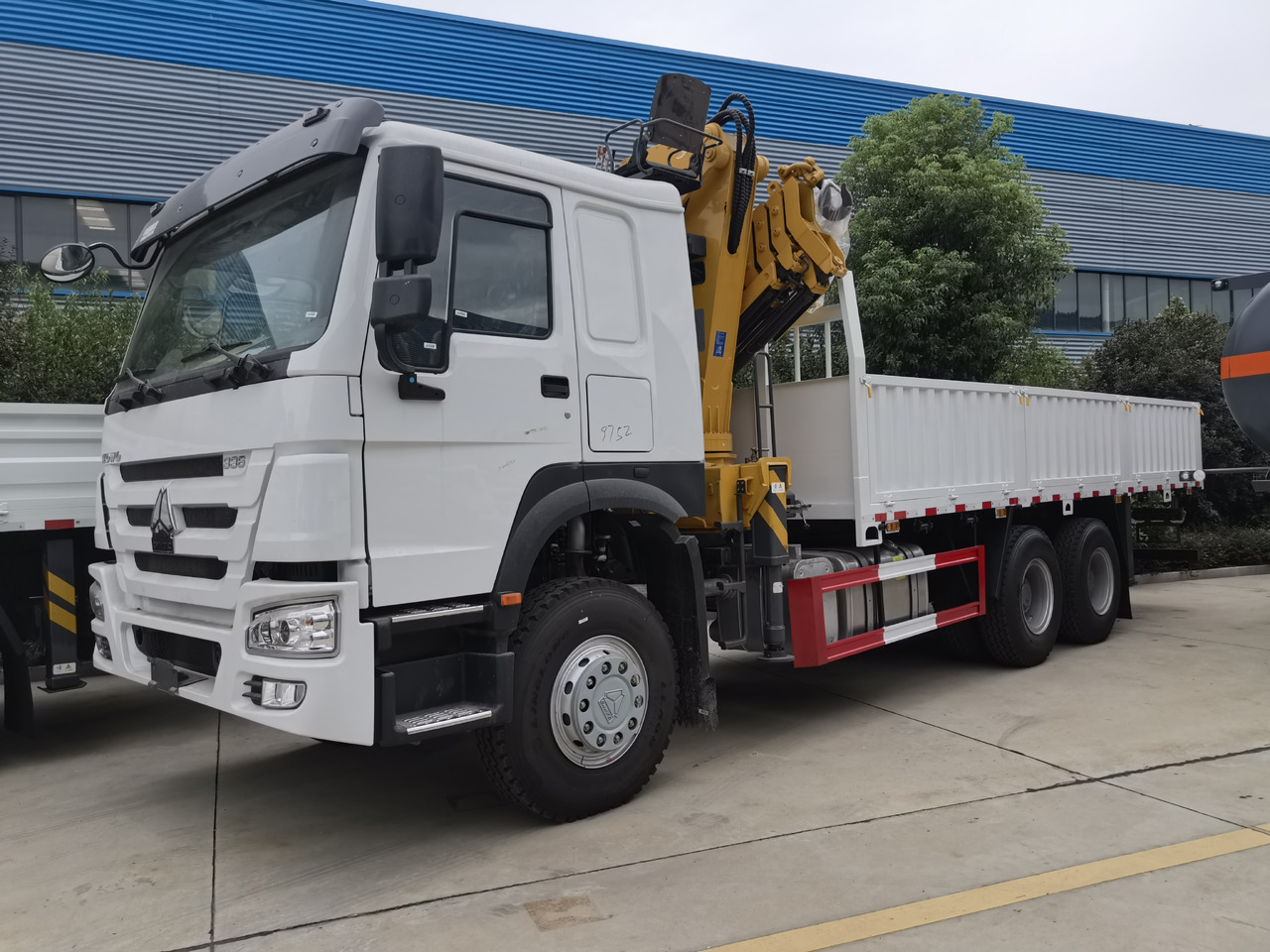 SINOTRUK HOWO 8 TON Knuckle Boom Crane TRUCK MOUNTED CRANE - Камион с кран: снимка 1 SINOTRUK HOWO 8 TON Knuckle Boom Crane TRUCK MOUNTED CRANE - Камион с кран: снимка 1