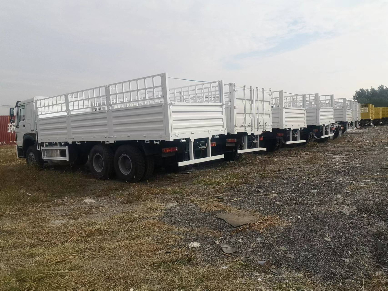 SINOTRUK HOWO LIVESTOCK DUMP TRUCK WITH FENCE - Самосвал камион: снимка 2 SINOTRUK HOWO LIVESTOCK DUMP TRUCK WITH FENCE - Самосвал камион: снимка 2