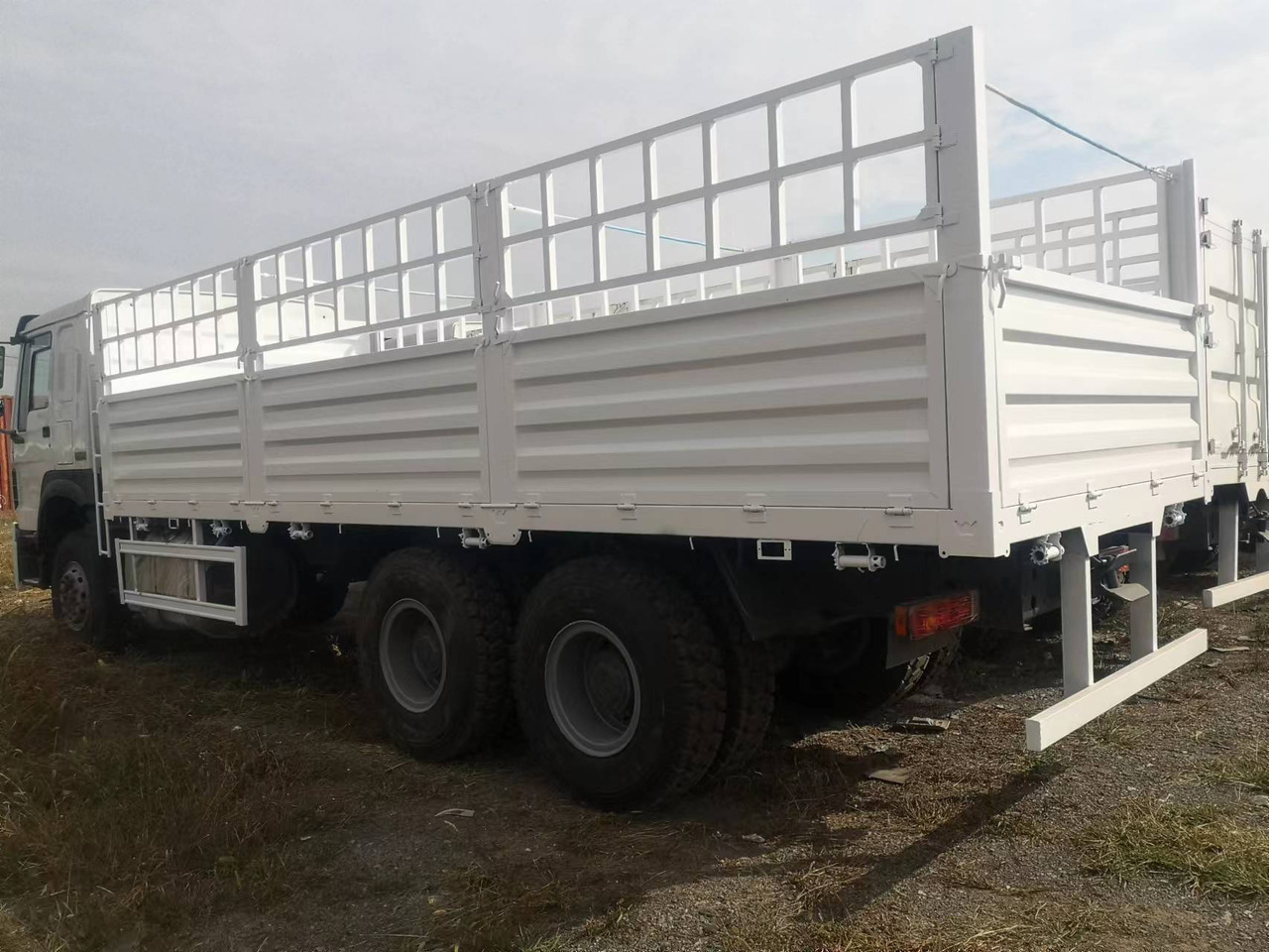 SINOTRUK HOWO WITH FENCE LIVESTOCK DUMP TRUCK - Самосвал камион: снимка 4 SINOTRUK HOWO WITH FENCE LIVESTOCK DUMP TRUCK - Самосвал камион: снимка 4