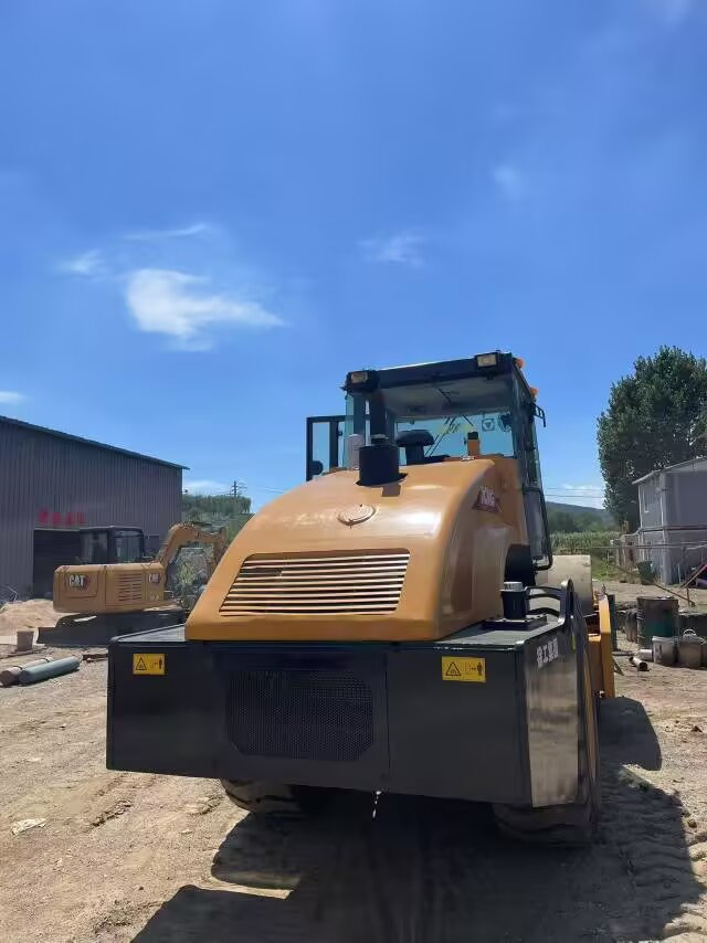 XCMG XS222J - Пътен валяк: снимка 3 XCMG XS222J - Пътен валяк: снимка 3