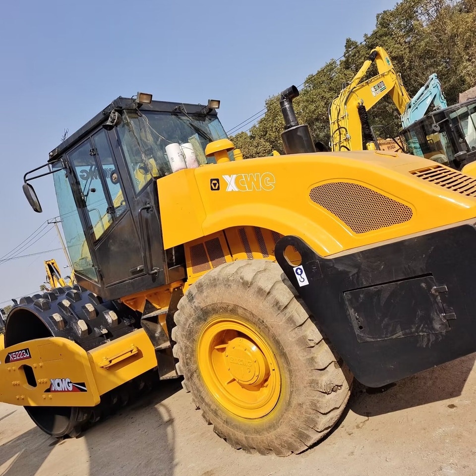 XCMG XS223J Goat Horn Vibratory Roller Compactor - Пътен валяк: снимка 2 XCMG XS223J Goat Horn Vibratory Roller Compactor - Пътен валяк: снимка 2