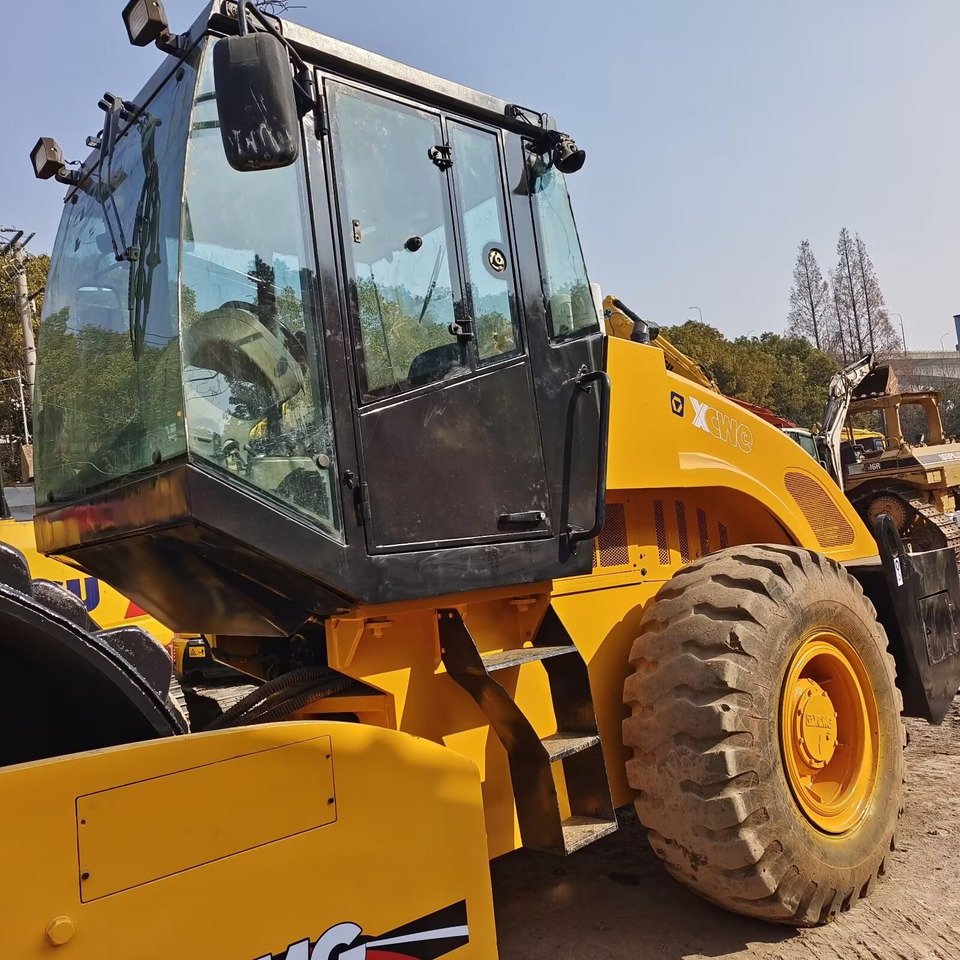 XCMG XS223J Goat Horn Vibratory Roller Compactor - Пътен валяк: снимка 3 XCMG XS223J Goat Horn Vibratory Roller Compactor - Пътен валяк: снимка 3