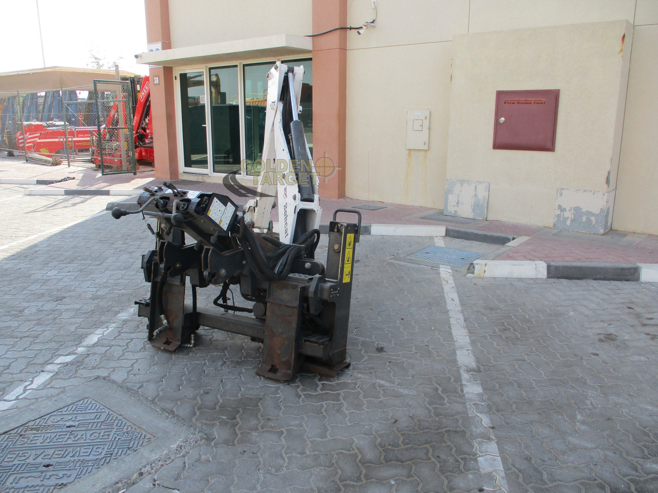 BOBCAT Skid Steer R30S Backhoe Attachment - Кофа за товарач за Мини челен товарач: снимка 4 BOBCAT Skid Steer R30S Backhoe Attachment - Кофа за товарач за Мини челен товарач: снимка 4