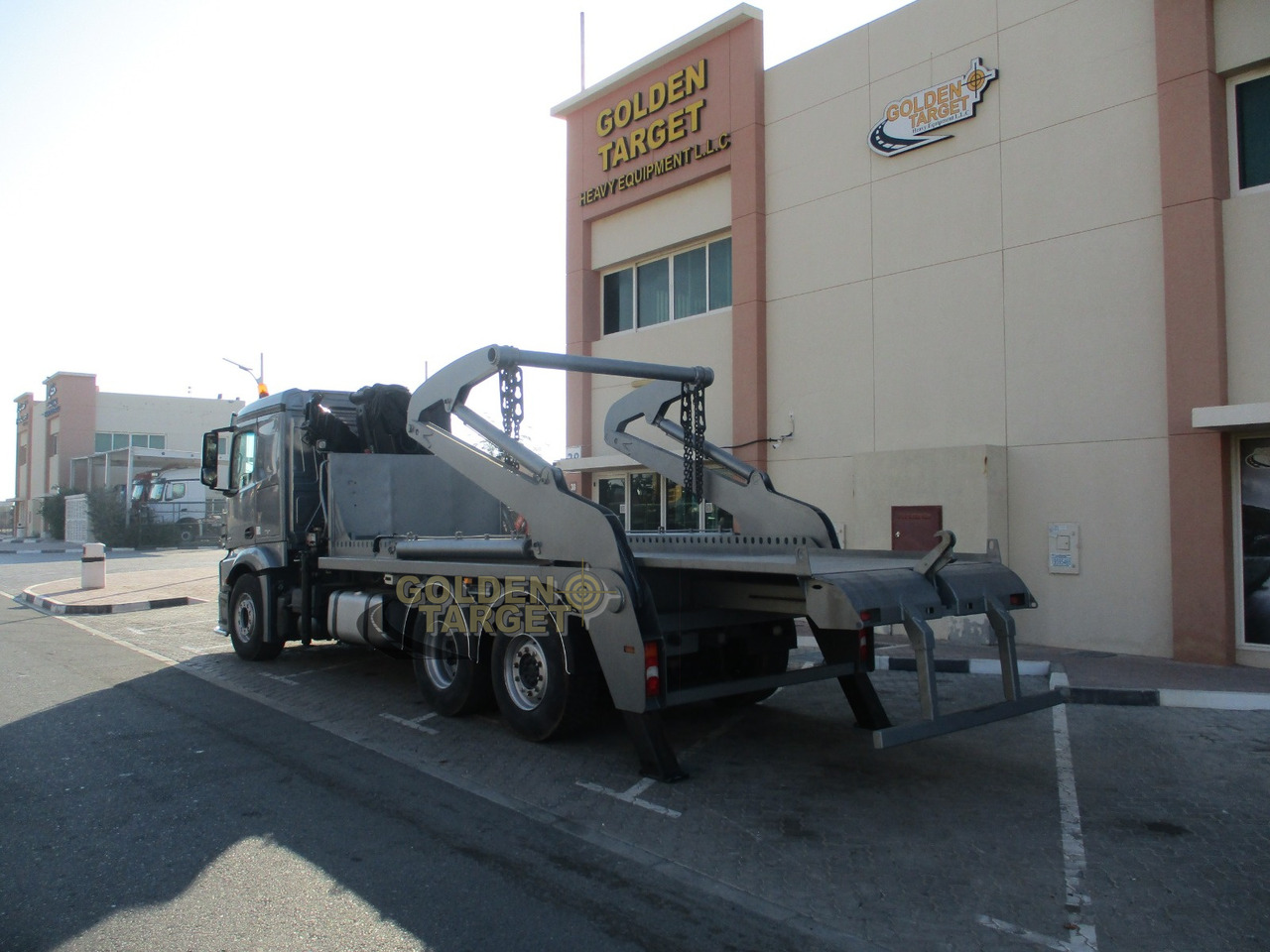 MERCEDES-BENZ 2642 6×2 DOUBLE SKIP LOADER with HIAB Crane - Мултилифт за контейнери камион: снимка 4 MERCEDES-BENZ 2642 6×2 DOUBLE SKIP LOADER with HIAB Crane - Мултилифт за контейнери камион: снимка 4