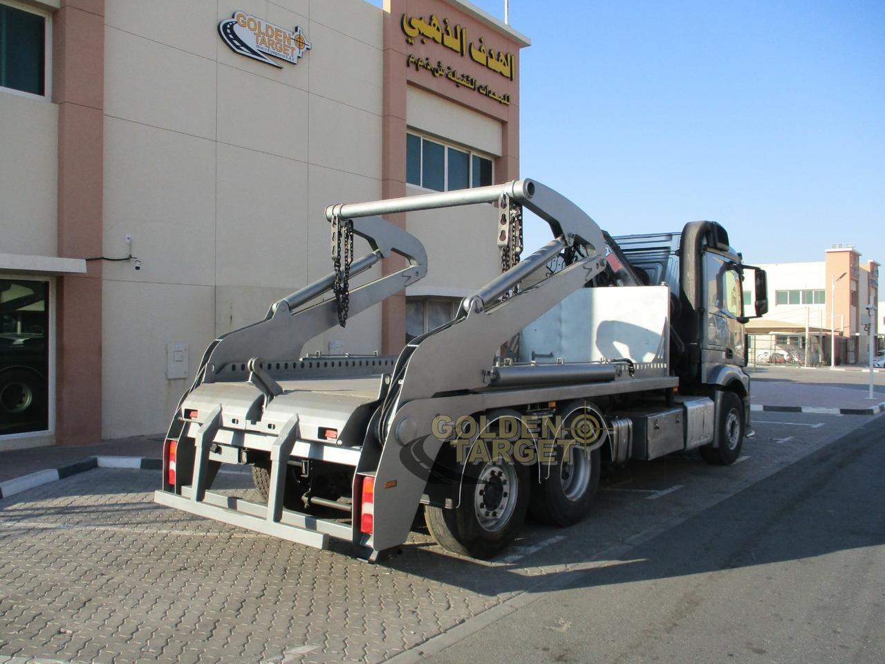 MERCEDES-BENZ 2642 6×2 DOUBLE SKIP LOADER with HIAB Crane - Мултилифт за контейнери камион: снимка 3 MERCEDES-BENZ 2642 6×2 DOUBLE SKIP LOADER with HIAB Crane - Мултилифт за контейнери камион: снимка 3