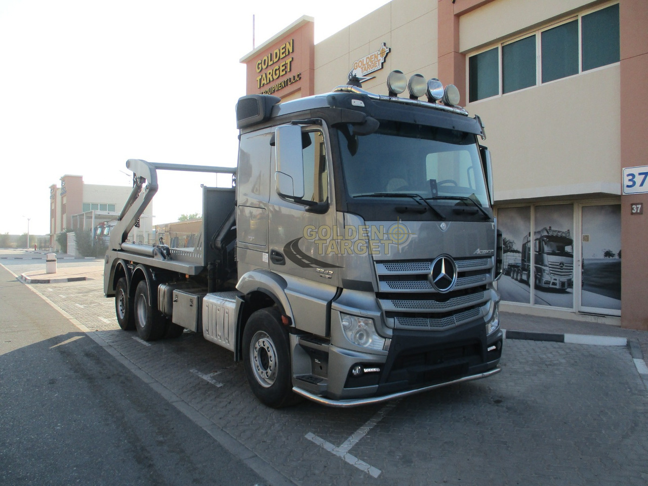 MERCEDES-BENZ 2642 6×2 DOUBLE SKIP LOADER with HIAB Crane - Мултилифт за контейнери камион: снимка 1 MERCEDES-BENZ 2642 6×2 DOUBLE SKIP LOADER with HIAB Crane - Мултилифт за контейнери камион: снимка 1