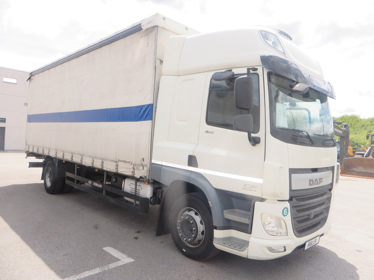 DAF CF320 4x2 18T Curtainside 7.70m - Камион с брезент: снимка 2 DAF CF320 4x2 18T Curtainside 7.70m - Камион с брезент: снимка 2
