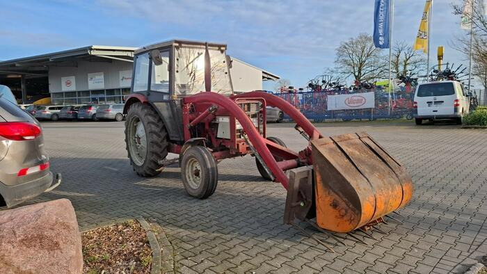 Case IH 633 Frontlader mit Dunggabel und Schaufel - Трактор: снимка 2 Case IH 633 Frontlader mit Dunggabel und Schaufel - Трактор: снимка 2