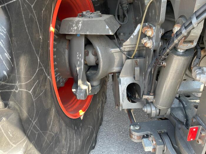 Claas Xerion 4000 - Трактор: снимка 2 Claas Xerion 4000 - Трактор: снимка 2