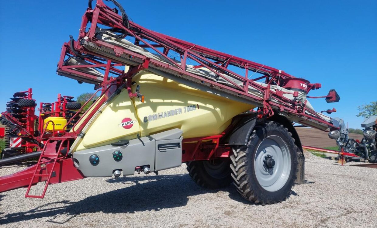 Hardi Commander 7000i - 28m Twin - Прикачна пръскачка: снимка 1 Hardi Commander 7000i - 28m Twin - Прикачна пръскачка: снимка 1