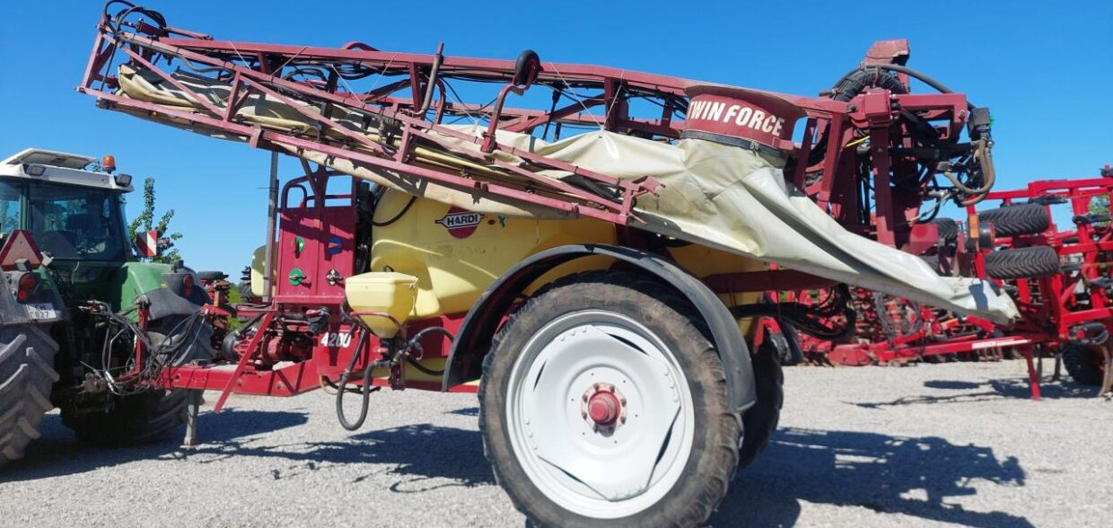 Прикачна пръскачка Hardi Commander Plus 4200 - 28m Twin: снимка 1