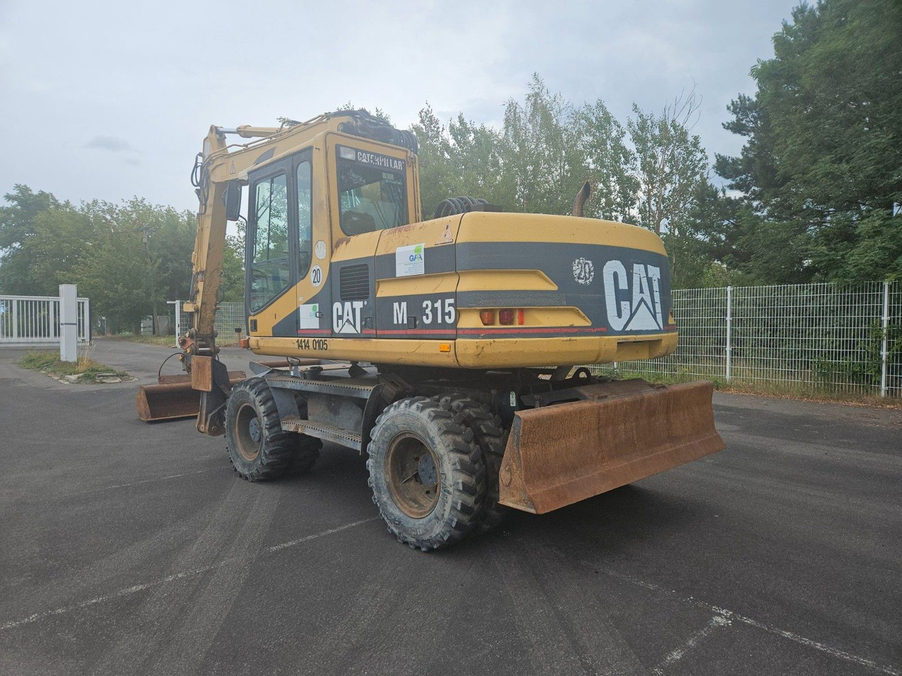 CAT M315 Mobilbagger mit Pratzen und Schild - Колесен багер: снимка 2 CAT M315 Mobilbagger mit Pratzen und Schild - Колесен багер: снимка 2
