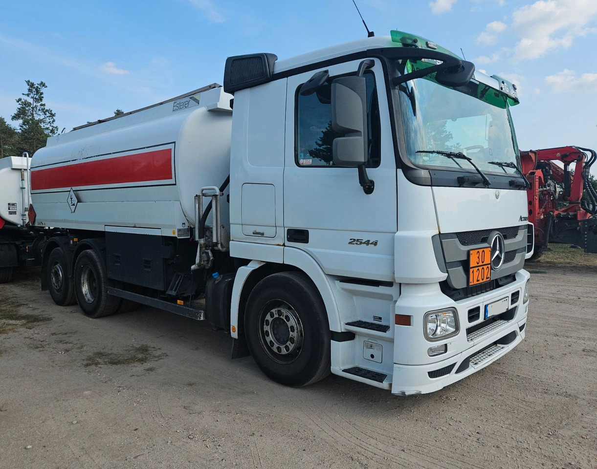 Mercedes-Benz Actros 2544 6x2 Tankwagen - Камион цистерна: снимка 2 Mercedes-Benz Actros 2544 6x2 Tankwagen - Камион цистерна: снимка 2