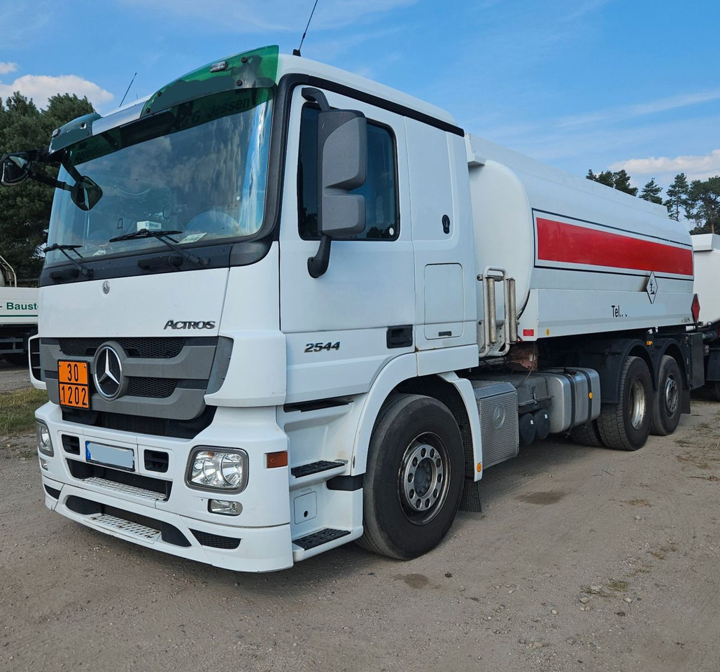 Mercedes-Benz Actros 2544 6x2 Tankwagen - Камион цистерна: снимка 1 Mercedes-Benz Actros 2544 6x2 Tankwagen - Камион цистерна: снимка 1
