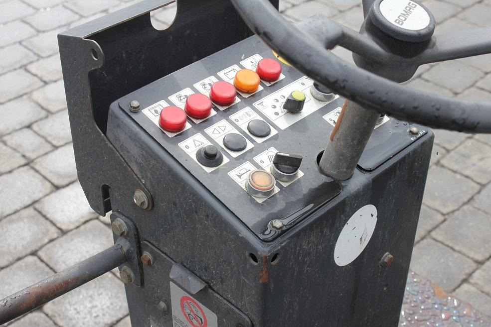 Bomag BW 100 AC 3 - Кабина и интериор за Комбиниран валяк: снимка 4 Bomag BW 100 AC 3 - Кабина и интериор за Комбиниран валяк: снимка 4