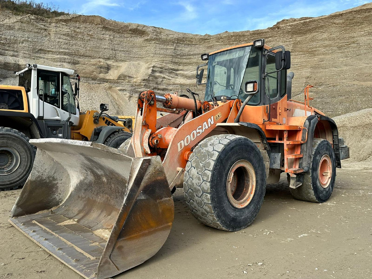 Doosan DL 300 - Колесен товарач: снимка 1 Doosan DL 300 - Колесен товарач: снимка 1