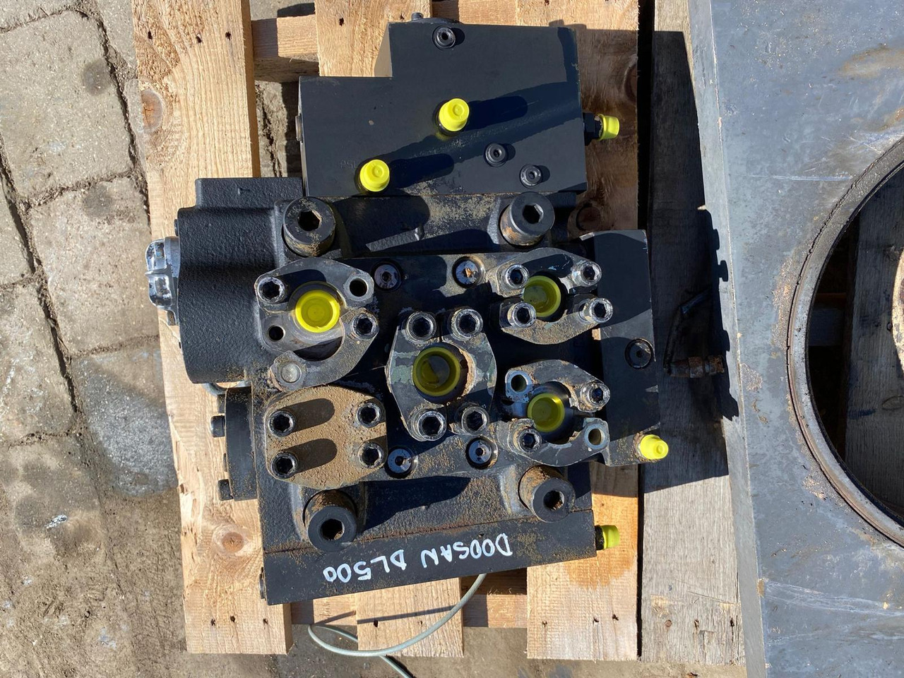 Doosan DL 500 - Хидравличен клапан за Строителна техника: снимка 2 Doosan DL 500 - Хидравличен клапан за Строителна техника: снимка 2