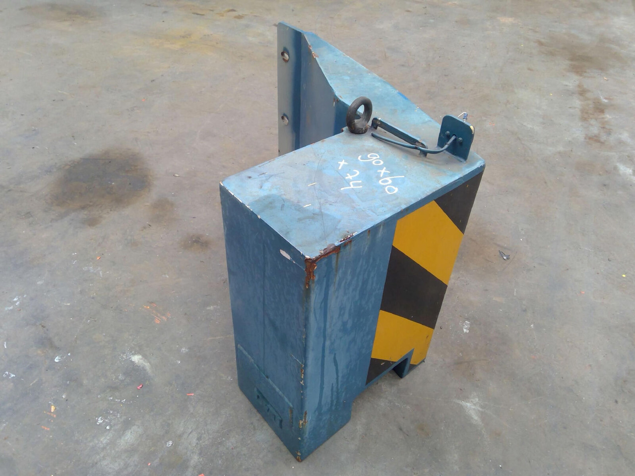 FAUN ATF 40G-2 counterweight 0,7 ton left side - Противовес за Автокран: снимка 4 FAUN ATF 40G-2 counterweight 0,7 ton left side - Противовес за Автокран: снимка 4