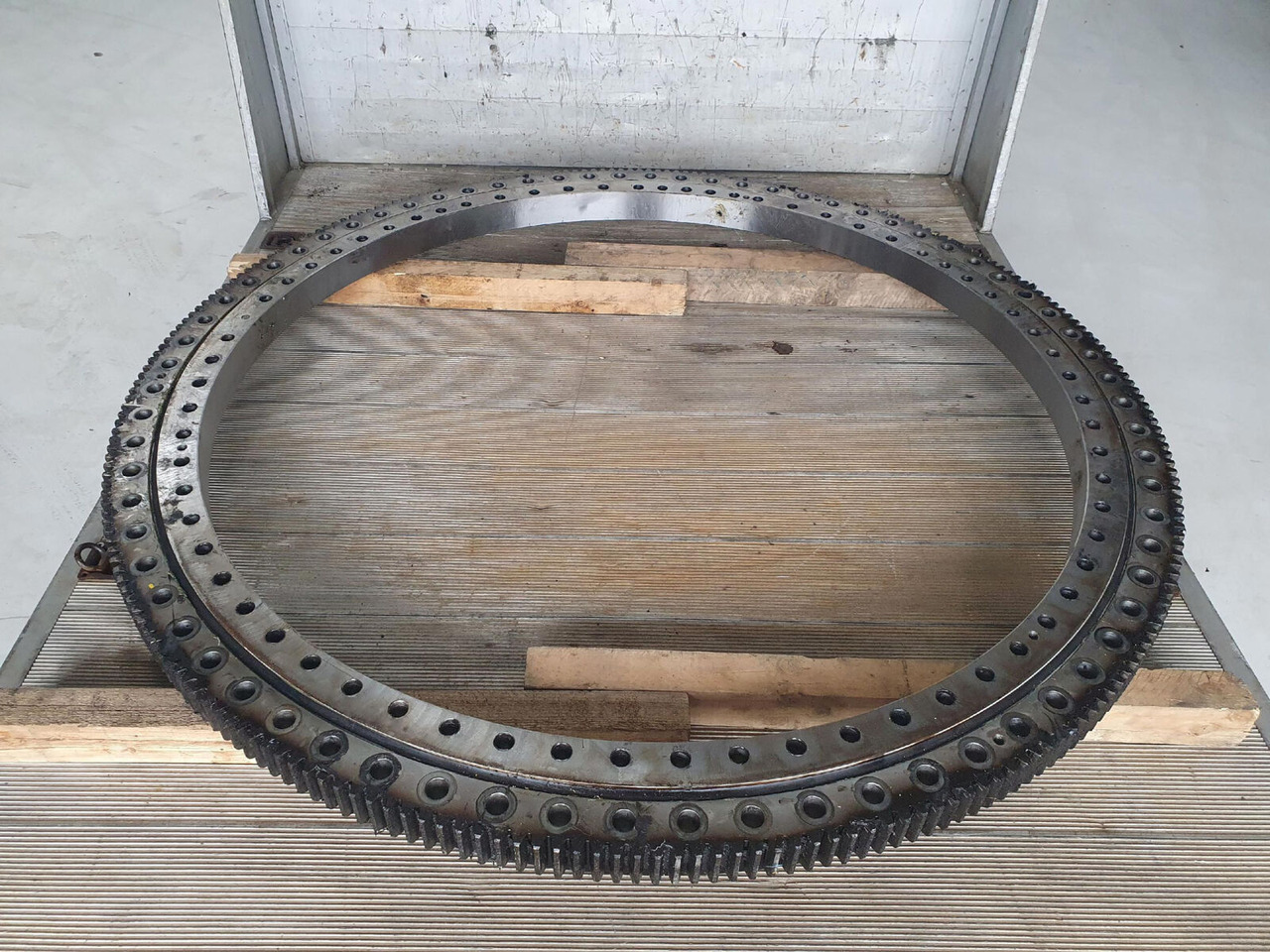 Grove GMK 4100L slew ring - Въртящ механизъм за Автокран: снимка 1 Grove GMK 4100L slew ring - Въртящ механизъм за Автокран: снимка 1