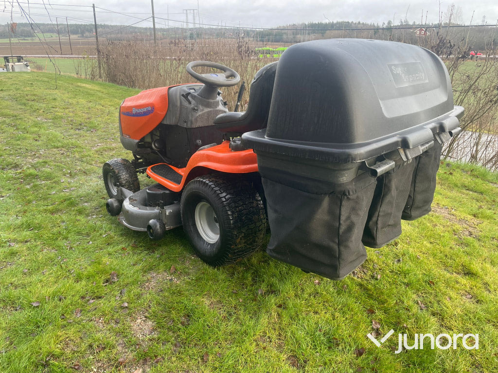 Åkgräsklippare - Husqvarna YTH2148 - Косачка за трева: снимка 2 Åkgräsklippare - Husqvarna YTH2148 - Косачка за трева: снимка 2