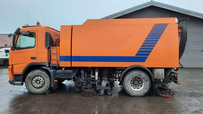 VOLVO M9 4x2R + Johnston Beam VX800 Road Cleaner - Мотометачна машина: снимка 1 VOLVO M9 4x2R + Johnston Beam VX800 Road Cleaner - Мотометачна машина: снимка 1