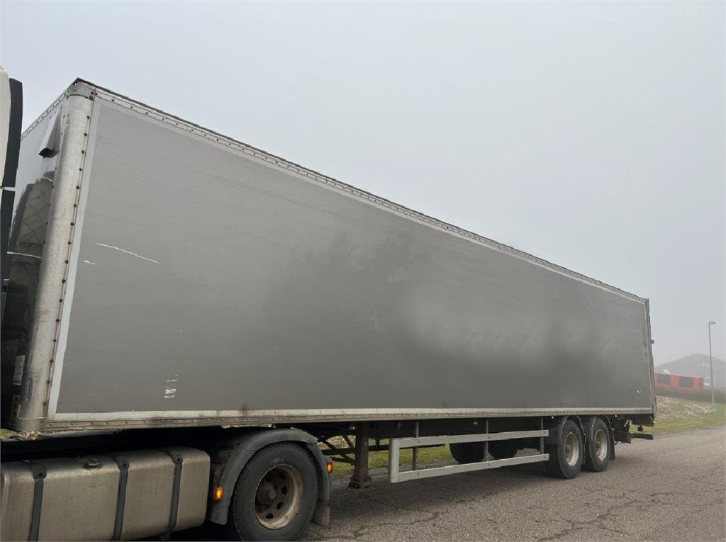 Fruehauf 13,6 mtr box - lodretstående lift - Затворена каросерия полуремарке: снимка 3 Fruehauf 13,6 mtr box - lodretstående lift - Затворена каросерия полуремарке: снимка 3