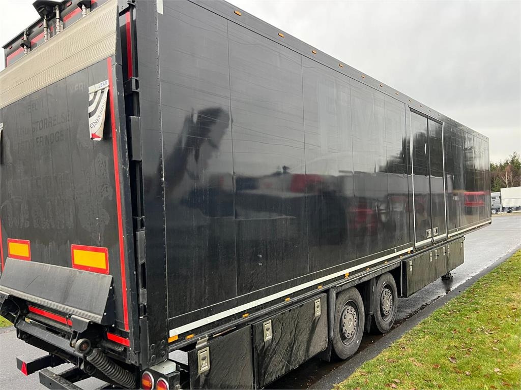 Schmitz 13,6 mtr kasse - lodretstående lift - Затворена каросерия полуремарке: снимка 4 Schmitz 13,6 mtr kasse - lodretstående lift - Затворена каросерия полуремарке: снимка 4