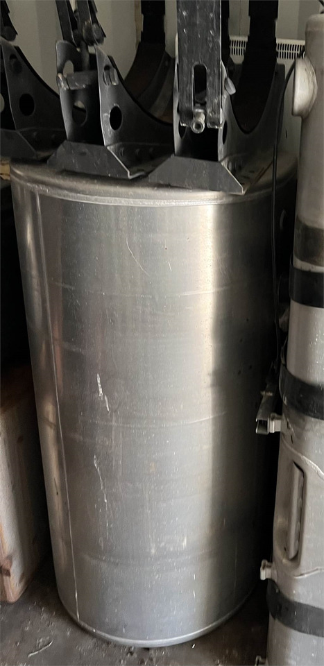 Volvo Dieseltank 570 L med 3 bæringer - Резервоар за гориво: снимка 1 Volvo Dieseltank 570 L med 3 bæringer - Резервоар за гориво: снимка 1