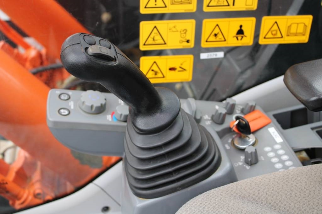 Верижен багер Hitachi ZX225USLC-6 PYÖRITTÄJÄLLÄ: снимка 16