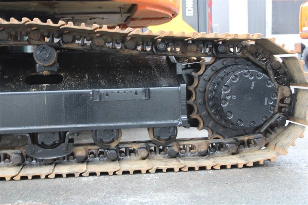 Верижен багер Hitachi ZX225USLC-6 PYÖRITTÄJÄLLÄ: снимка 12