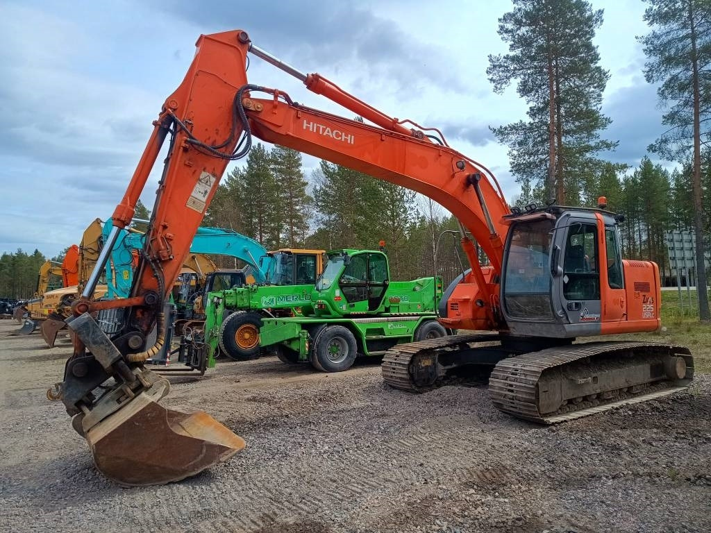 Hitachi ZX225USR KALLISTAJALLA - Верижен багер: снимка 1 Hitachi ZX225USR KALLISTAJALLA - Верижен багер: снимка 1